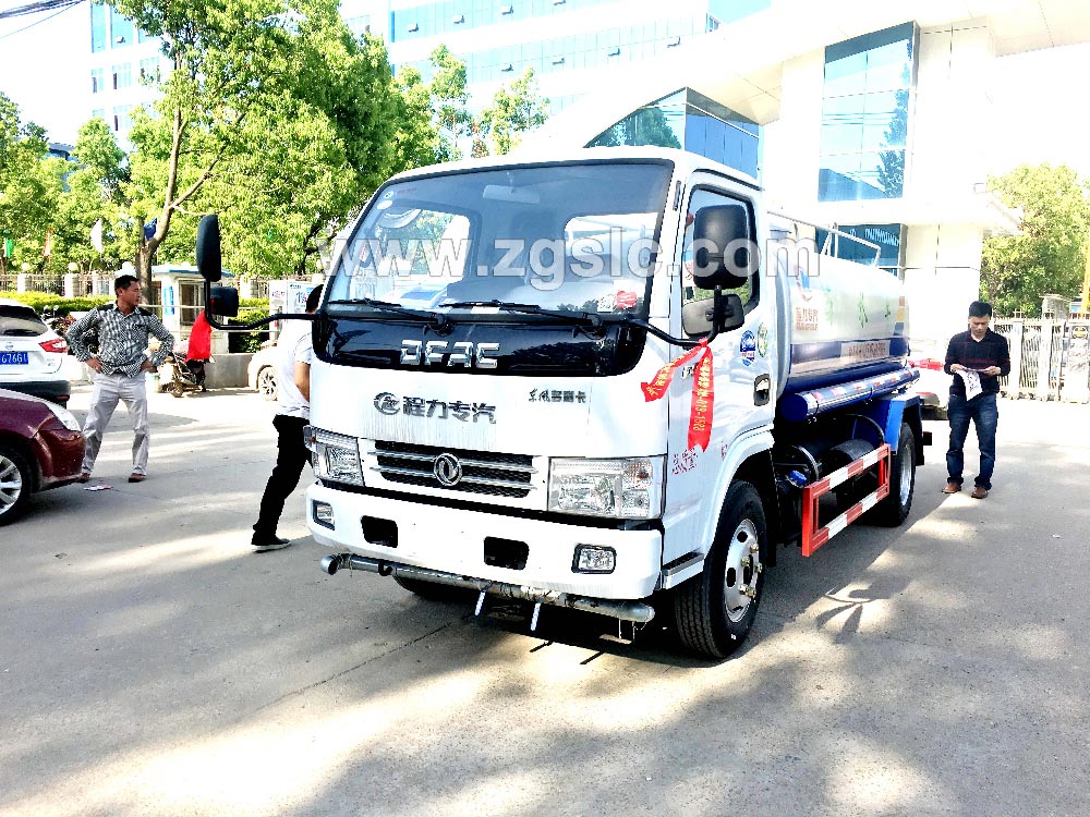 到湖北程力集團訂購灑水車，現貨供應隨時出發